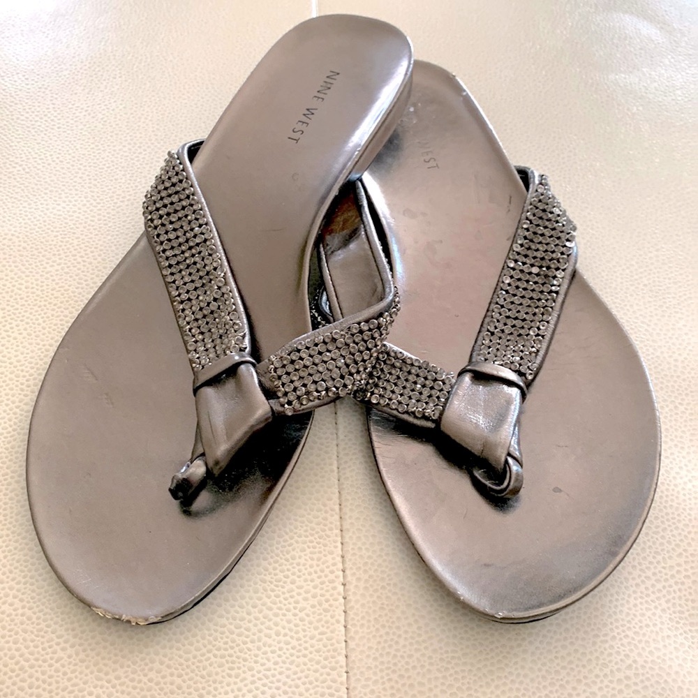 Nine West Higher Sandals Flip Flops 9 Metallic Casual Beach Everyday Glam